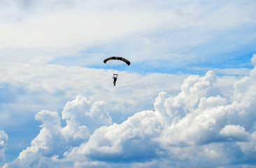 Fototapeta na wymiar Parachuter on the sky
