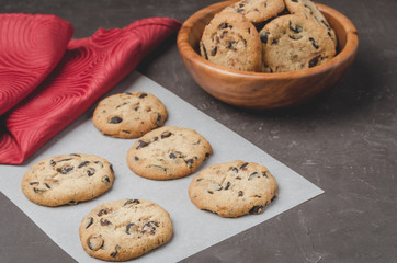 Naklejka premium Cookies with chocolate filling in a wooden plate/Cookies with chocolate filling in a wooden plate on a black background.