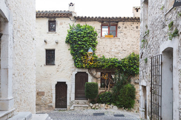 Fototapeta na wymiar Cobbled alleyway, Saint-Paul-de-Vence, Provence-Alpes-Cote d'Azur, Provence, France, Europe