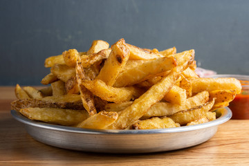 fuente con papas fritas
