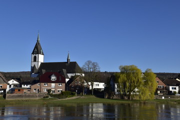 Fototapeta na wymiar Kirche an der Weser bei Höxter