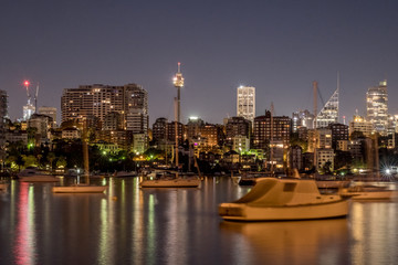 Fototapeta premium sydney skyline at night with yachts