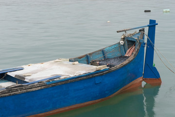 Fototapeta na wymiar Altes Fischerboot im Hafen