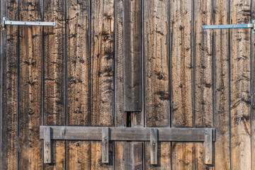 Verwitterte Scheunentür aus Holz