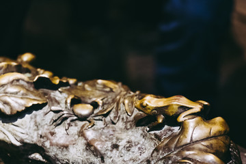 Grenouille sculptée dans du bronze