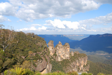Fototapeta na wymiar The Three Sisters are an unusual rock formation in the Blue Mountains of New South Wales, Australia, on the north escarpment of the Jamison Valley. 