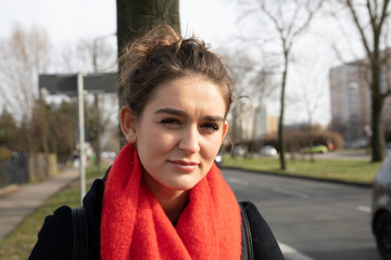 Schöne Frau im Berliner Frühling 2020