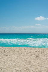 Fototapeta na wymiar Beautiful beach in Cancun, Quintana Roo