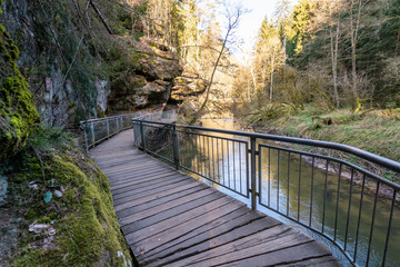 Obraz premium Wooden planks as a path with metal railings in the ravine Schwarzachklamm
