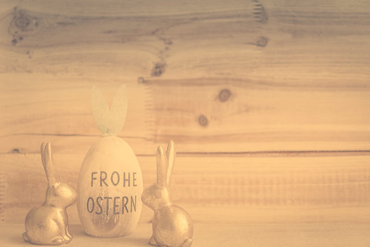 FROHE OSTERN zwei Hasen, Osterhasenpaar, Dekoration mit Osterei und Freiraum