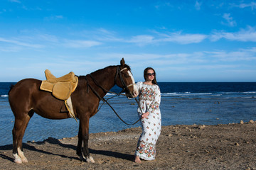 Piękna dziewczyna z koniem na plaży - obrazy, fototapety, plakaty