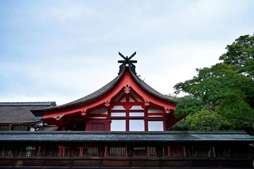 Fototapeta premium 静寂に包まれた神社本殿の情景