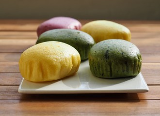 아시아 음식, 노란색, 녹색, 보라색의 쌀 케이크