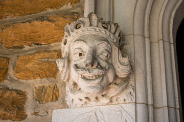 Obraz premium A Strange Looking Statue of a Face at the Elkins Estate