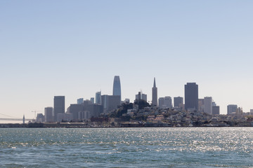 Naklejka premium Pejzaż San Francisco w słoneczny zimowy dzień w Kalifornii.
