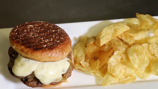 Hamburguesa cebolla dulce y papas