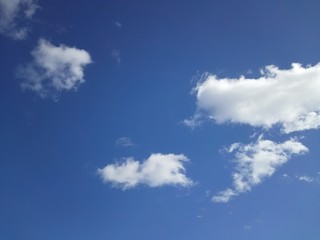 爽やかな青空と白い雲