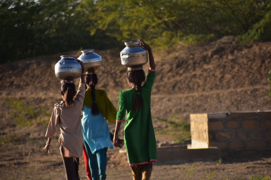 インドのラジャスタン州
ジャイサルメールのクーリー村
水瓶を頭に乗せて運ぶ、インド人少女
民族衣装のサリーを着て働く、美しい姿