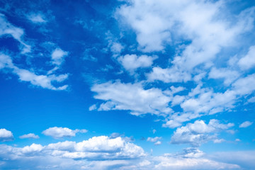 Obraz premium Beautiful blue sky, white clouds in the mountains