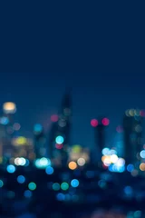 Photo sur Plexiglas Blue nuit Couverture verticale du paysage urbain bokeh flou au crépuscule, arrière-plan de la ville, angle de vue aérienne depuis le bâtiment ob sur le toit, ville défocalisée au centre-ville, conception graphique pour le web en ligne ou la couverture verticale du 