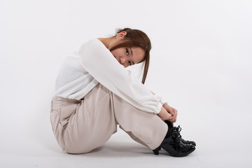 憂鬱そうに座っている日本人女性