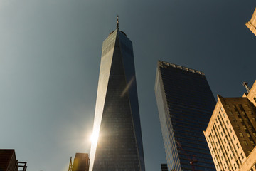 Edificio One Word Trade Center y otro edificio anexo en New York al atardecer 