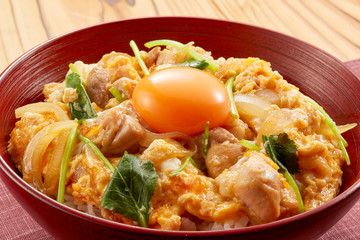 親子丼　(chicken and egg bowl)