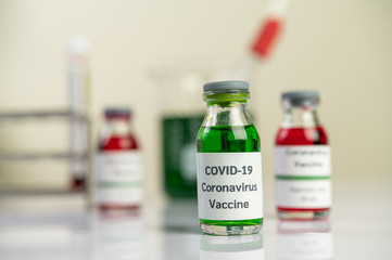 The vaccine against the covid-19 is in red and green in bottles placed on the floor.