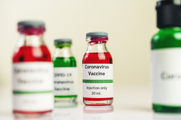 Obraz premium The vaccine against the covid-19 is in red and green in bottles placed on the floor.