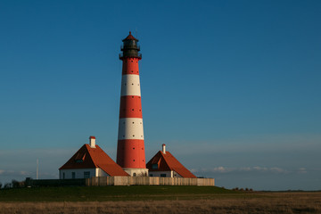 Fototapeta na wymiar Leuchtturm Westerhever, Wahrzeichen von Nordfriesland, Nordsee, Schleswig Holstein