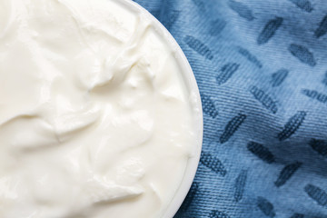 Bowl with tasty sour cream on table, closeup