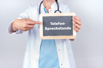 Arzt mit Tafel Telefon Sprechstunde