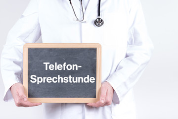 Arzt mit einer Tafel Telefon Sprechstunde