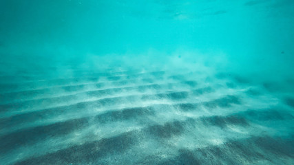 Obraz premium Podwodny piasek pod powierzchnią morza