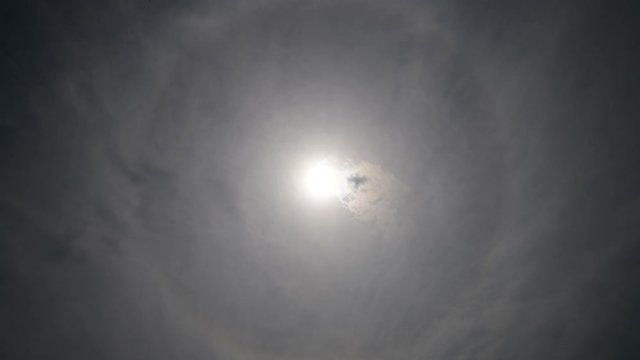 3月13日の太陽ハロ。太陽と薄雲。空の4k動画。2020年3月13日