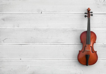 Obraz na płótnie Canvas vintage violin on a white wooden background