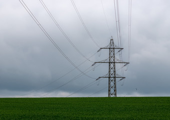 Strommasten in Landschaft