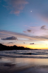 Obraz premium beautiful colorful sunset on agonda beach in goa, india