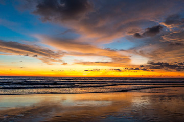 Obraz premium beautiful colorful sunset on agonda beach in goa, india