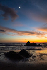 Obraz premium beautiful colorful sunset on agonda beach in goa, india