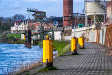 Öffentlicher Uferweg und Industriegebiet in Duisburg Homberg