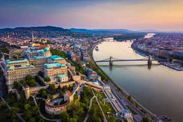 Photo sur Plexiglas Széchenyi lánchíd Budapest, Hungary - Aerial skyline view of Buda Castle Royal Palace and South Rondella with Castle District and Szechenyi Chain Bridge at sunrise