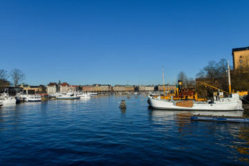 Fototapeta na wymiar bateau sur le port de plaisance de Stockholm en Suède sur un ciel bleu