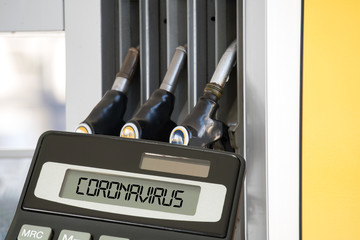 Tankstelle, Taschenrechner und Coronavirus