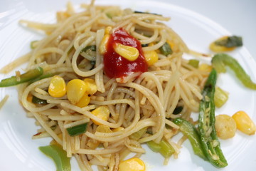 Vegetable Hakka noodles with sweet corn, capsicum, spring onions 