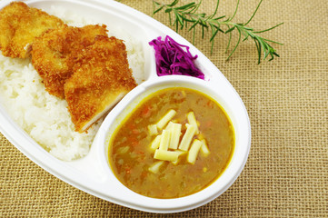チキンカツカレーの弁当
