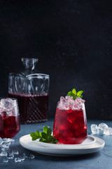 Red cockatil with ice and mint