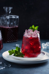 Red cockatil with ice and mint