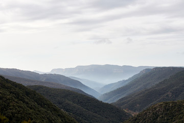 Fototapeta premium Montañas en medio de la niebla en un día de invierno