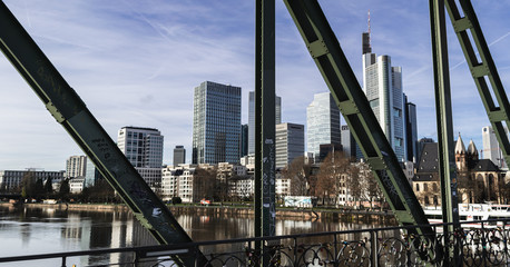 Frankfurter Skyline mit der Brücke im Vordergrund, Deutschland